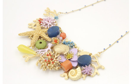 Collar babero coral oro mate con piezas en tonos l