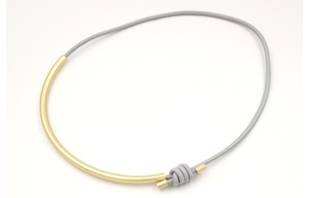 Collar cordón goma gris-beige con tubo hueco curva