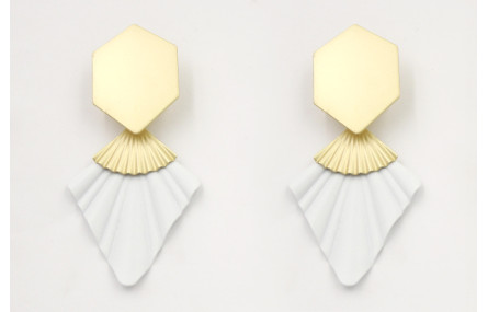 Pendientes perno hexágono dorado con colgante triá