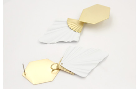 Pendientes perno hexágono dorado con colgante triá