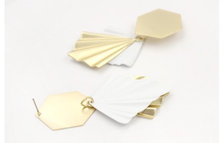 Pendientes perno hexágono dorado con colgante triá