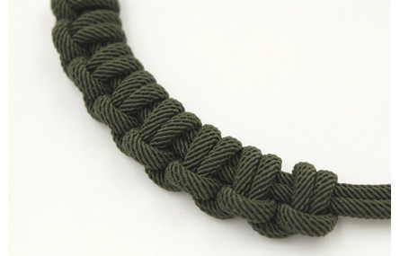 Collar cordón retorcido verde inglés con nudo medi