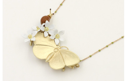 Collar cadena micro esmalte verde, centro mariposa