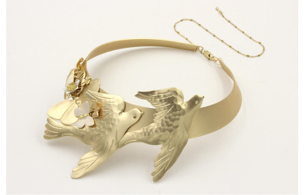 Collar rigido dorado mate con pajaros, mariposas, 