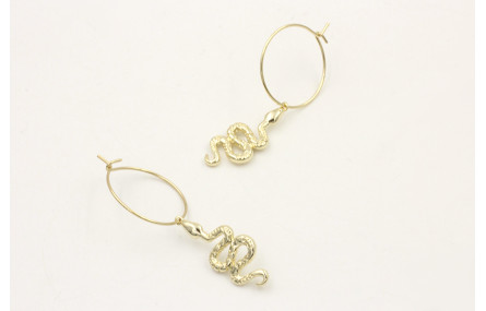Pendientes aro dorado con serpiente colgando. Larg
