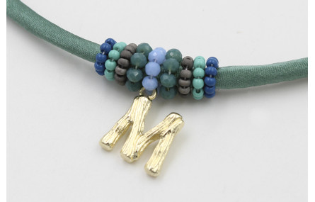 Collar seda verde con aritos de abalorio azul,turq