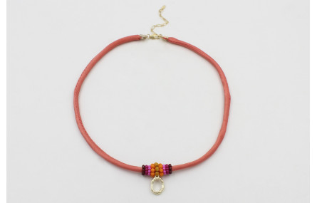 Collar seda salmón con aritos de abalorio granate,