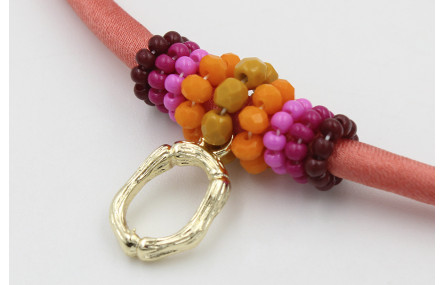 Collar seda salmón con aritos de abalorio granate,