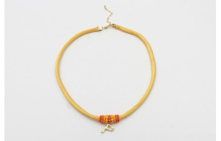 Collar seda amarillo con aritos de abalorio naranj