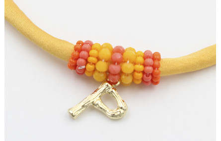 Collar seda amarillo con aritos de abalorio naranj