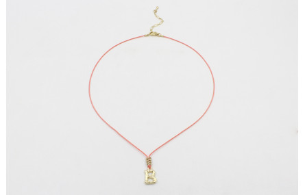 Collar hilo color salmón con nudo macramé dorado p