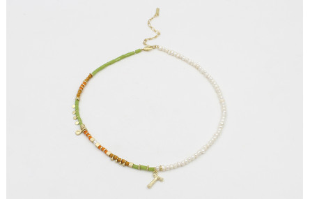 Collar con rectangulos facetados verdes, bolas mos