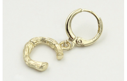 Singel earring cierre aro dorado, colgante letra C