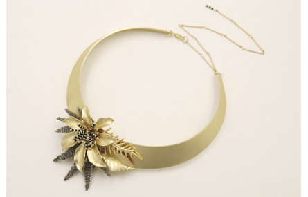 Collar lamina rigida con flor con palitos de miyuk