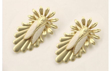 Pendientes flor 11 pétalos, cigarra esmaltada beig