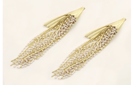 Pendientes perno pluma dorada mate con flecos de c