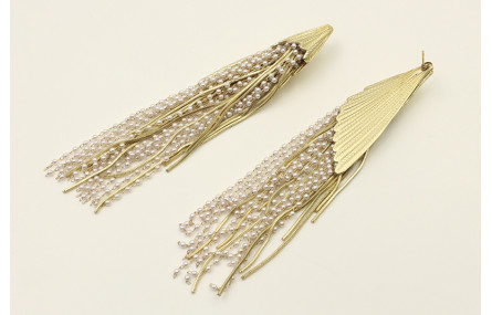 Pendientes perno pluma dorada mate con flecos de c