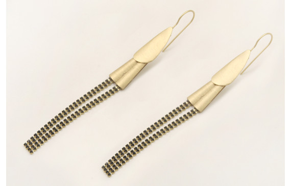 Pendientes gancho con lamina dorada mate y flecos 