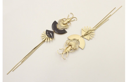 Pendientes perno escarabajo con abanico semicircul