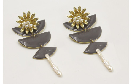 Pendientes perno flor con burruño perlas colgando 