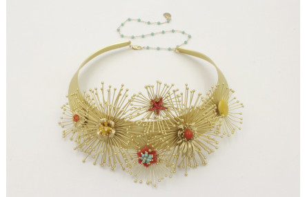 Collar lámina con soles destelleantes dorados mate