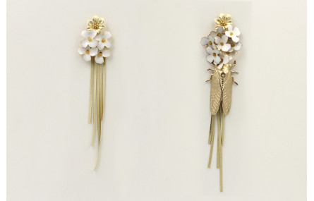 Pendiente irregilares perno flor dorada mate con f