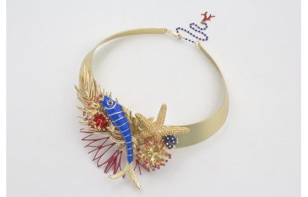 Collar lámina dorado mate con pez esmaltado azulón