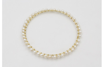 Pulsera rigida dorada con perlas naturles cosidas 