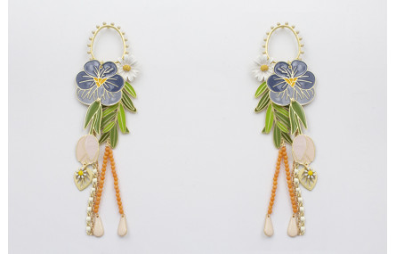 Pendientes aro bolitas blancas con flor esmaltada 