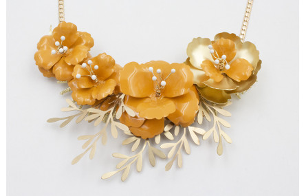 Collar cadena plana entrelazada dorada mate con ra