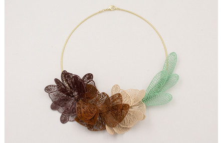 Collar rigido con alas de mariposa esmalte marrone