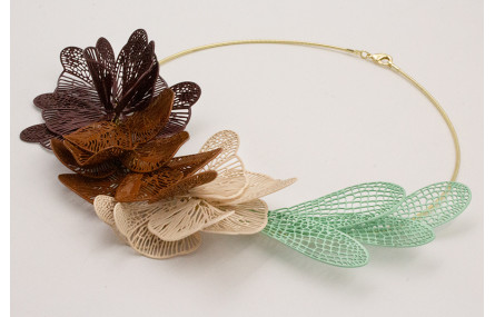 Collar rigido con alas de mariposa esmalte marrone