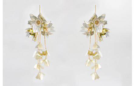 Pendientes perno listón dorado mate con flores de 