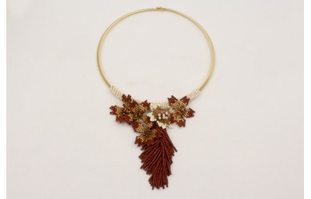 Collar lámina dorada mate forrado de perlas con fl