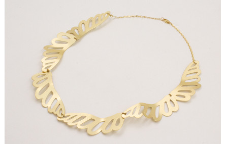 Collar alas doradas cosidas rematada con cadena es