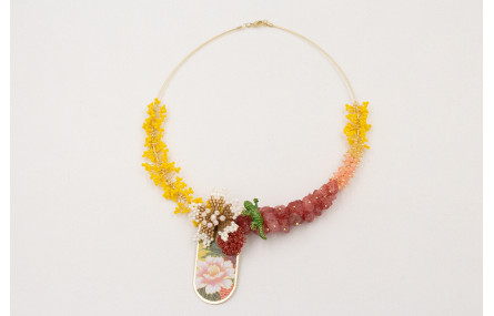 Collar hilo dorado con ramas de abalorio amarillo,