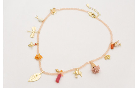 Collar bolitas rositas con colgantes,pajaro esmalt