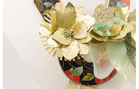 Collar lentejuelas cuadradas doradas con centro di