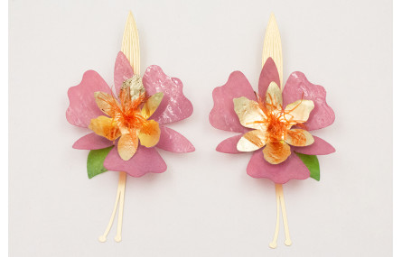 Pendientes perno hoja alargada dorada mate con flo