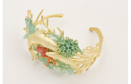 Brazalete de coral con pez tropical esmaltado turq