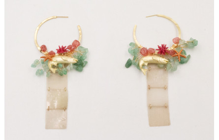 Pendientes aro plano dorado mate con ramas de chip