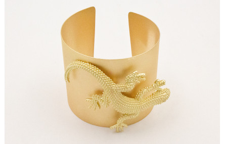 Brazalete ancho con lagarto grande dorado mate.
