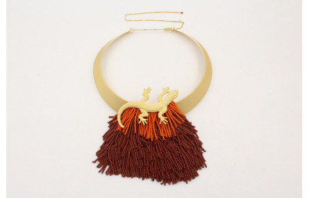 Collar lámina con flecos de abalorio marrones y na