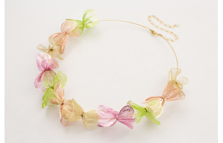 Collar hilo flexible con flores de 6 pétalos color