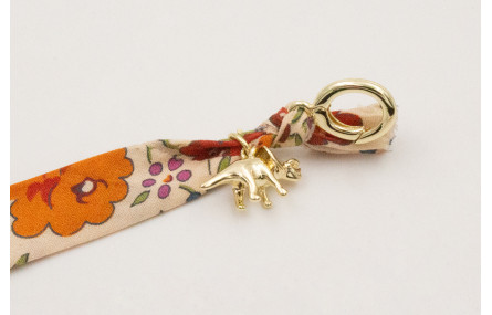 Pulsera lazo estampado bies flores lilas y moradas