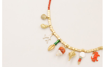 Collar micro tubos coral y cubos dorados mate con