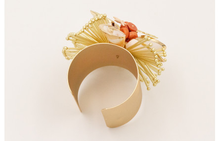 Brazalete caracolas blancas con los bordes dorados