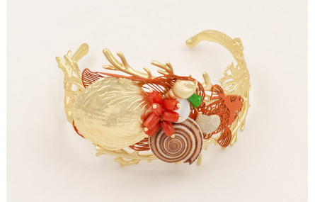 Brazalete de coral con pez tropical esmaltado nara