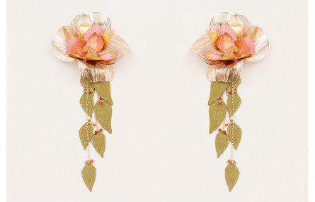 Pendientes gancho sencillo con flor alambre dorada