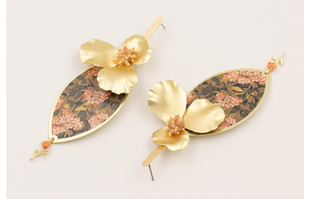 Pendientes perno lamina satinada con flor dorada m